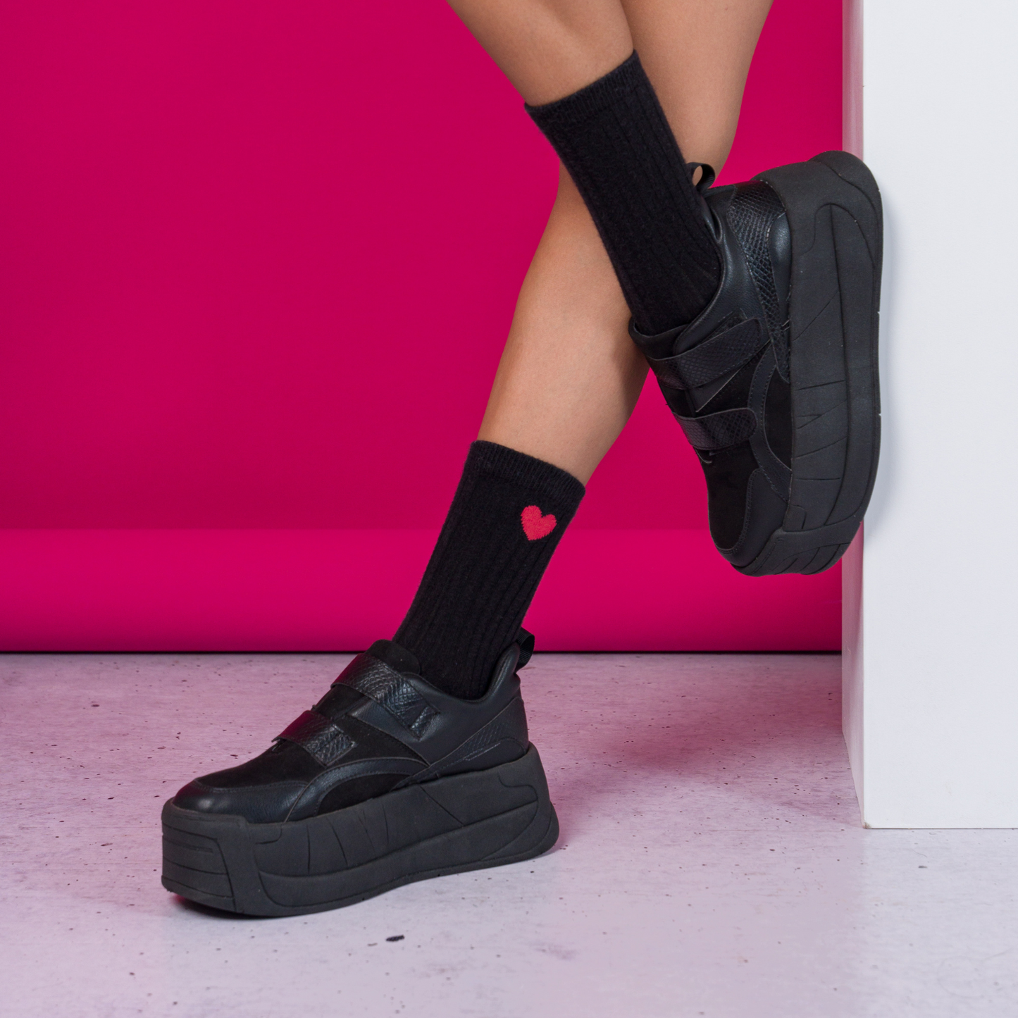 ZAPATILLA PEGA 738 NEGRO