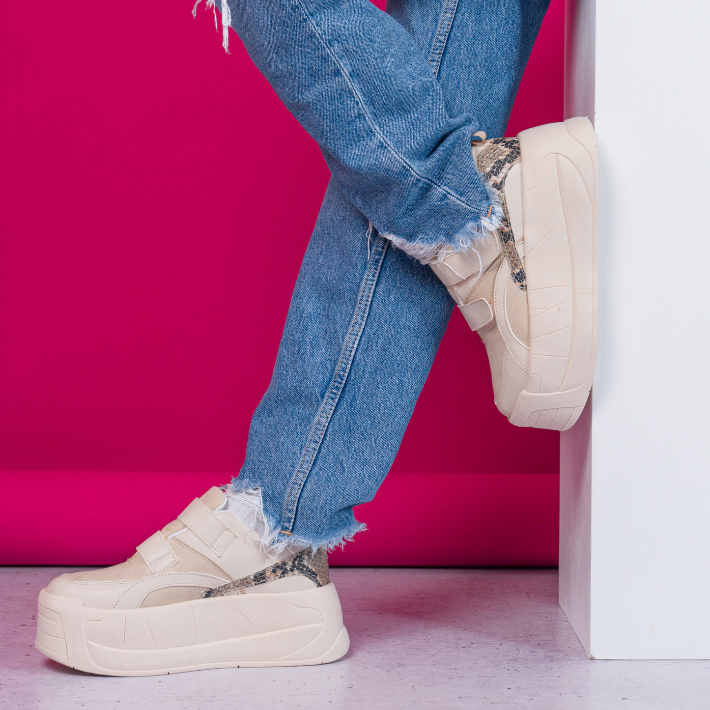 ZAPATILLA PEGA 738 BEIGE