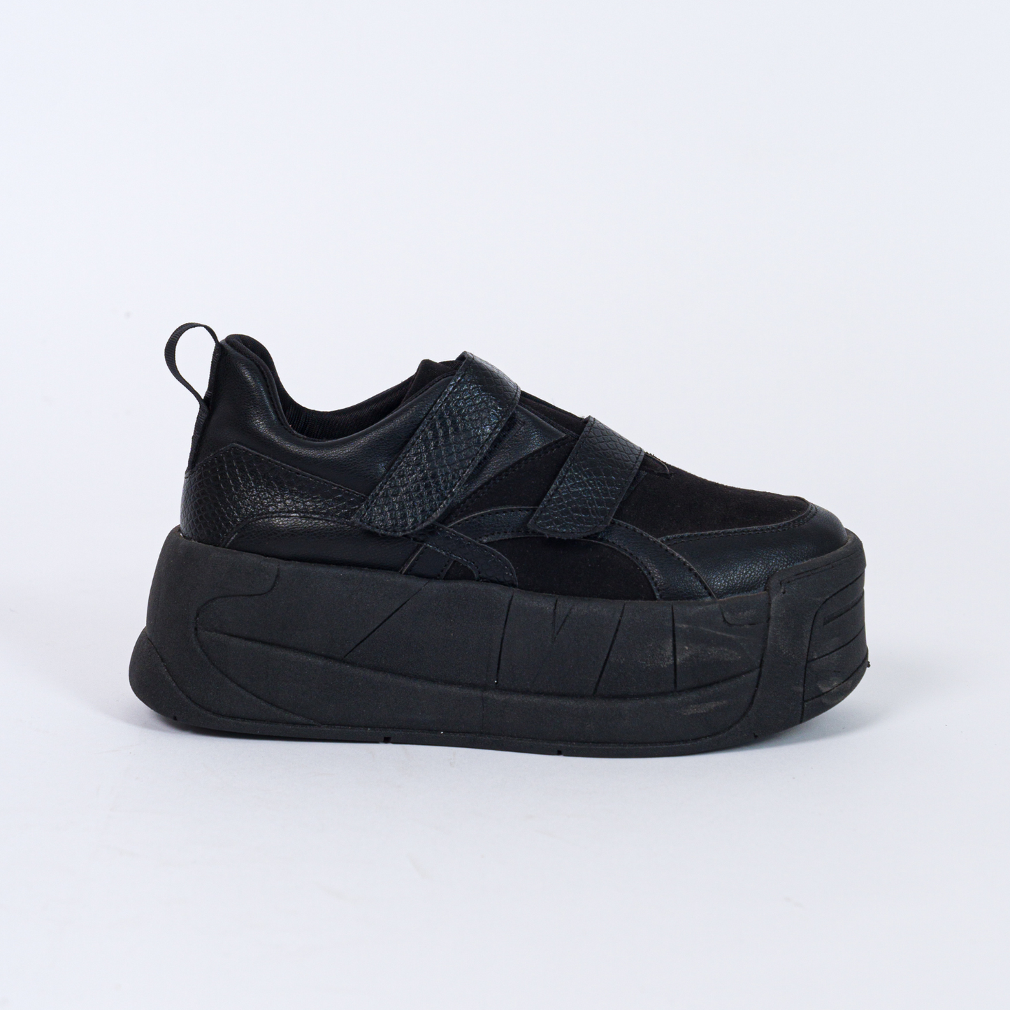 ZAPATILLA PEGA 738 NEGRO