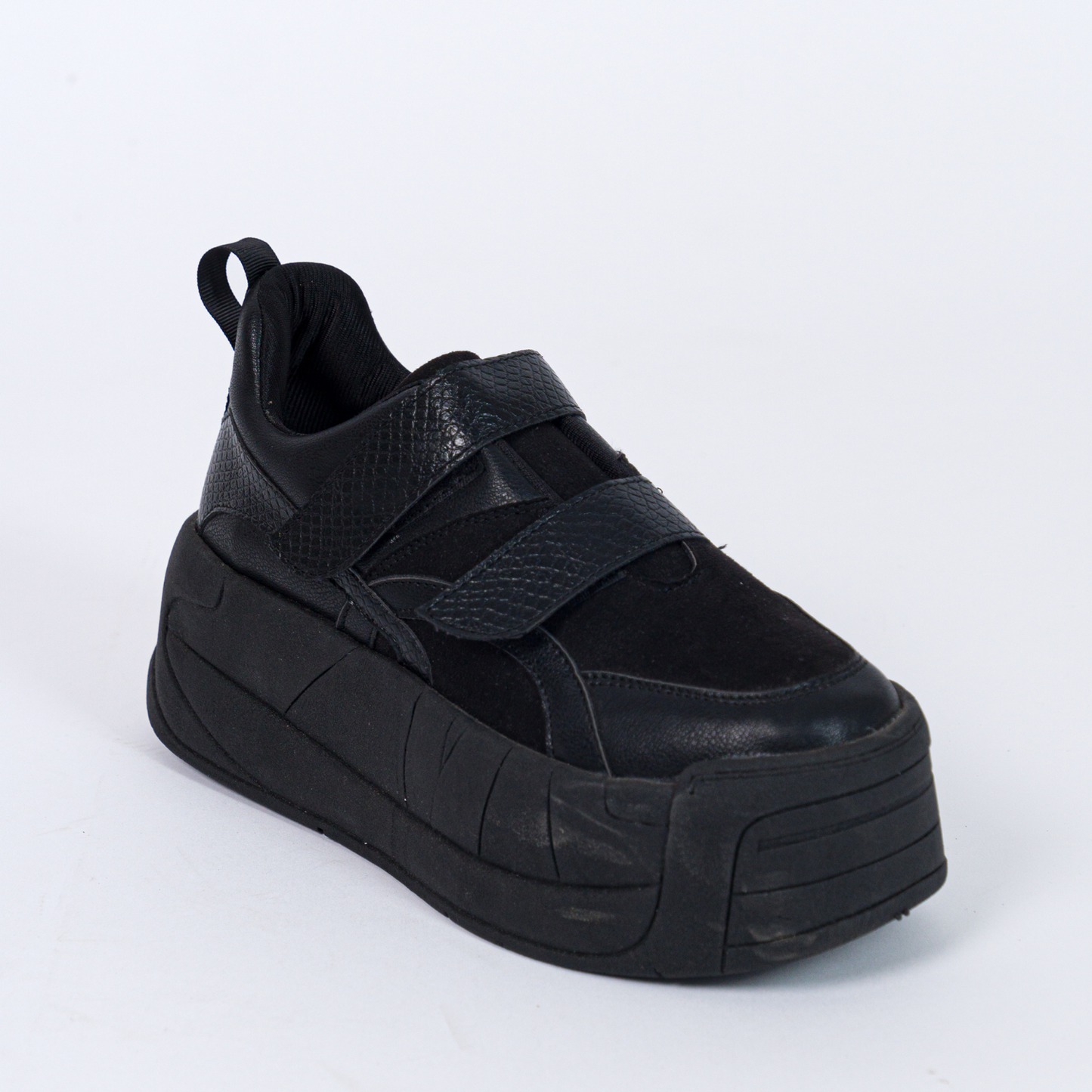 ZAPATILLA PEGA 738 NEGRO