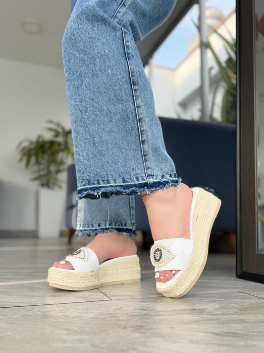 Sandalias Blancas con Plataforma y Detalle de Ojo Turco